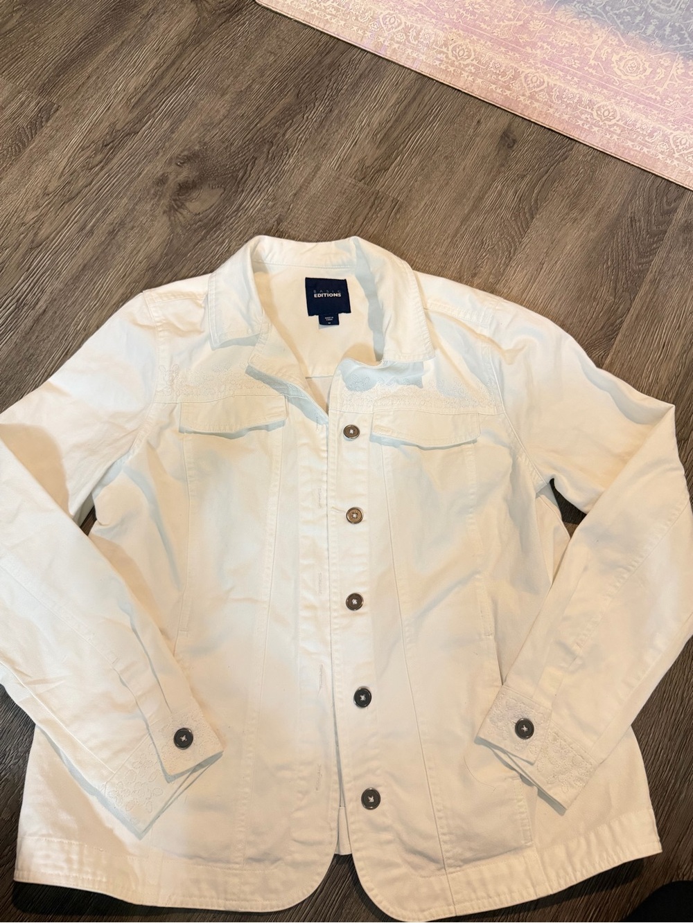 Basic edition women white jacket with flower embroidery